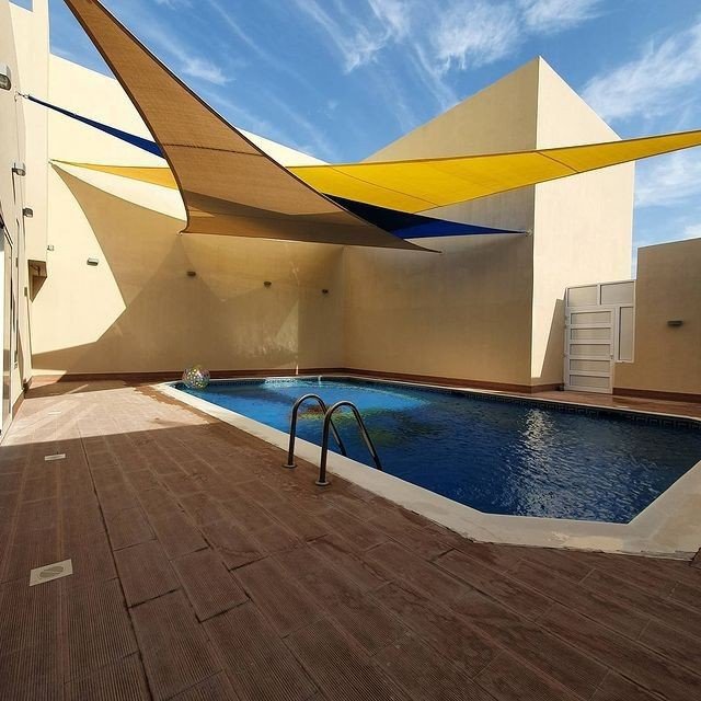 مظلات شد إنشائي للمسابح