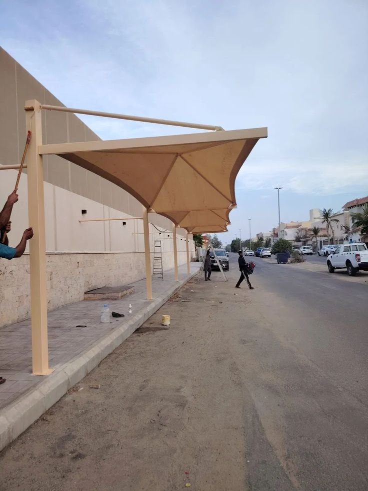 مظلة سيارة أمام منزل في الرياض