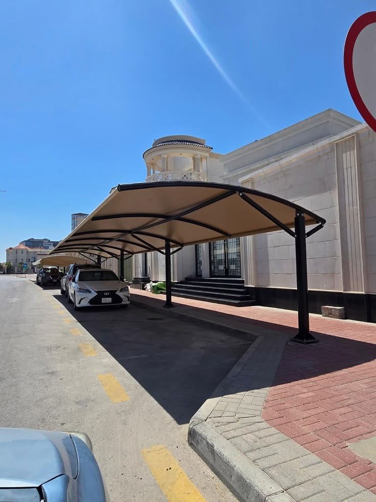 مظلات سيارات أمام المنازل في الرياض